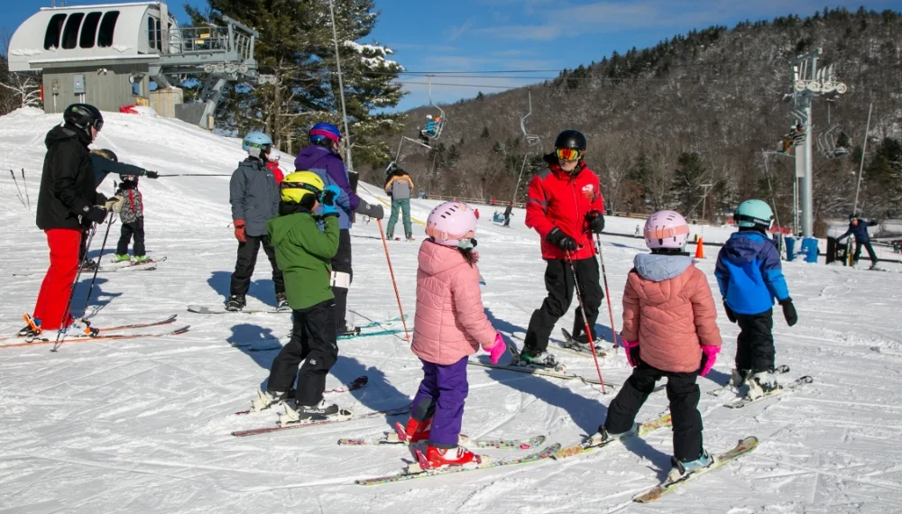 ski instructor with young skiiers